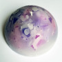 Une demie-sphère avec crackers de cire bleu lilas / violet